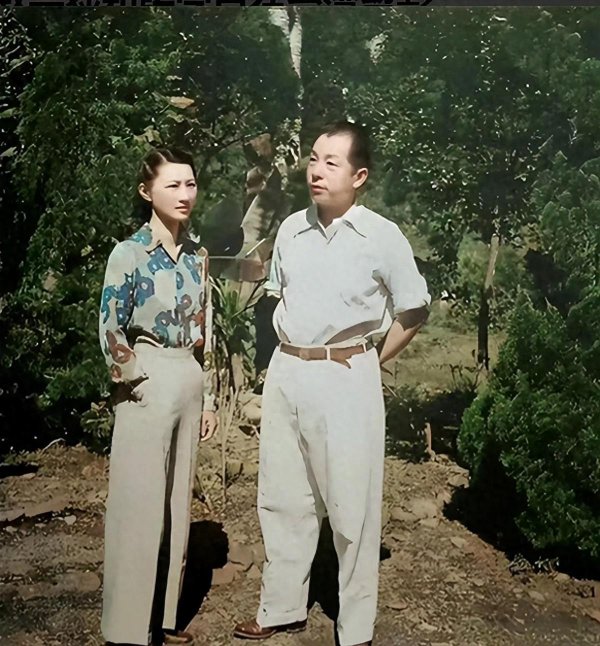 易配宝 1947年，赵一荻和张学良在台湾留影，她35岁，长相出众，气质不凡